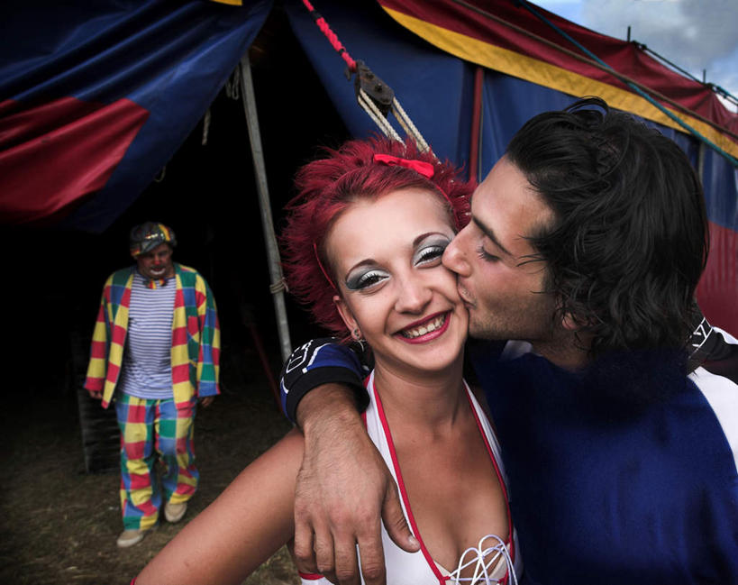 西方人,三个人,伙伴,朋友,马戏团,站,吻,横图,室内,白天,正面,友谊,欧洲,欧洲人,服装,帐篷,休闲装,衣服,站着,休闲,休闲服,服饰,友情,男人,男性,年轻男性,年轻女性,女人,女性,白种人,亲,亲吻,站立,半身,彩图