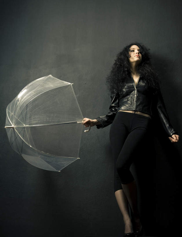 西方人,一个人,站,竖图,室内,白天,正面,欧洲,欧洲人,仅一个年轻女性,仅一个女性,仅一个人,一把,撑开,阴影,黑色背景,服装,反射,伞,影子,雨伞,遮阳伞,注视,休闲装,阳伞,衣服,白色,打开,观察,看,站着,休闲,休闲服,摄影,服饰,影棚,观看,察看,开启,关注,年轻女性,女人,女性,白种人,卷发,站立,半身,彩图,影棚拍摄,拍摄