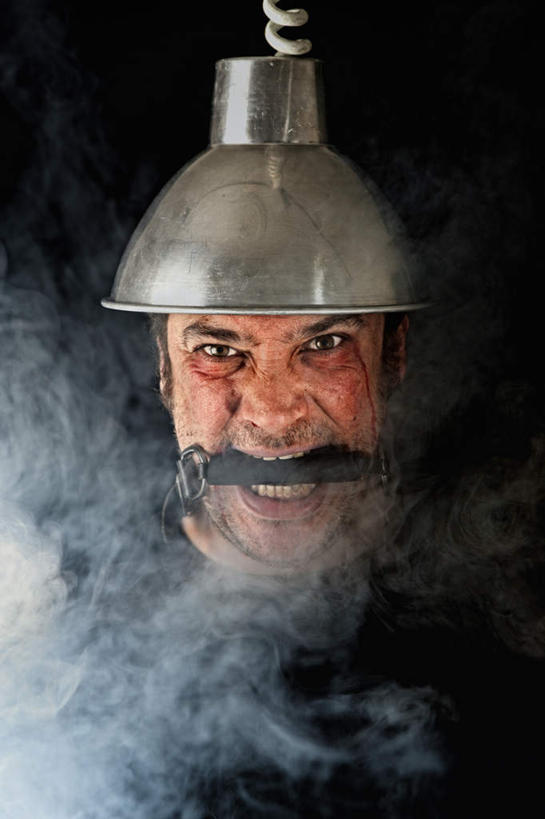 西方人,胡须,一个人,竖图,室内,特写,白天,正面,帽子,金属制品,欧洲,欧洲人,仅一个男性,仅一个人,仅一个中年男性,咬,围绕,金属,烟雾,一个,疼痛,缭绕,单个,悲伤,咬着,痛苦,旋绕,萦绕,疾苦,苦楚,回绕,男人,男性,中年男性,白种人,胡子,络腮胡,半身,彩图