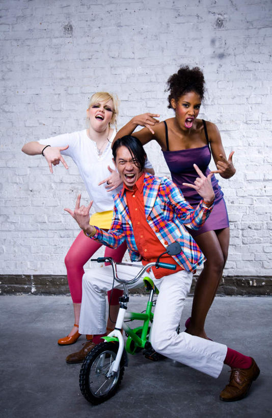 西方人,小拇指,三个人,伙伴,朋友,站,笑,微笑,露齿笑,竖图,室外,白天,正面,友谊,自行车,欧洲,欧洲人,阴影,服装,光线,影子,墙,注视,休闲装,墙壁,墙面,车,脚踏车,衣服,阳光,交通工具,观察,看,手势,站着,张嘴,休闲,休闲服,竖,服饰,观看,翘,察看,食指,关注,载具,张大嘴巴,示爱,爱你,友情,年轻女性,女人,女性,白种人,张开嘴,站立,彩图,全身