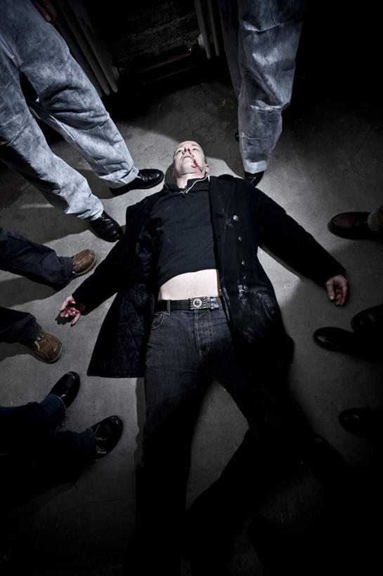 西方人,站,躺,闭眼,竖图,俯视,室内,白天,欧洲,欧洲人,阴影,服装,反射,血,影子,许多人,休闲装,衣服,站着,一群人,休闲,休闲服,血液,服饰,死亡,谋杀,殒命,灭亡,法医,卧着,白种人,闭眼睛,闭着眼,闭着眼睛,躺着,卧,站立,半身,彩图,高角度拍摄
