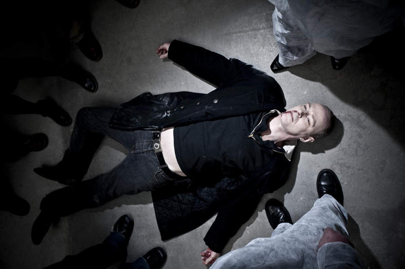 西方人,站,躺,闭眼,横图,俯视,室内,白天,欧洲,欧洲人,阴影,服装,反射,血,影子,许多人,休闲装,衣服,站着,一群人,休闲,休闲服,血液,服饰,死亡,谋杀,殒命,灭亡,法医,卧着,白种人,闭眼睛,闭着眼,闭着眼睛,躺着,卧,站立,半身,彩图,高角度拍摄