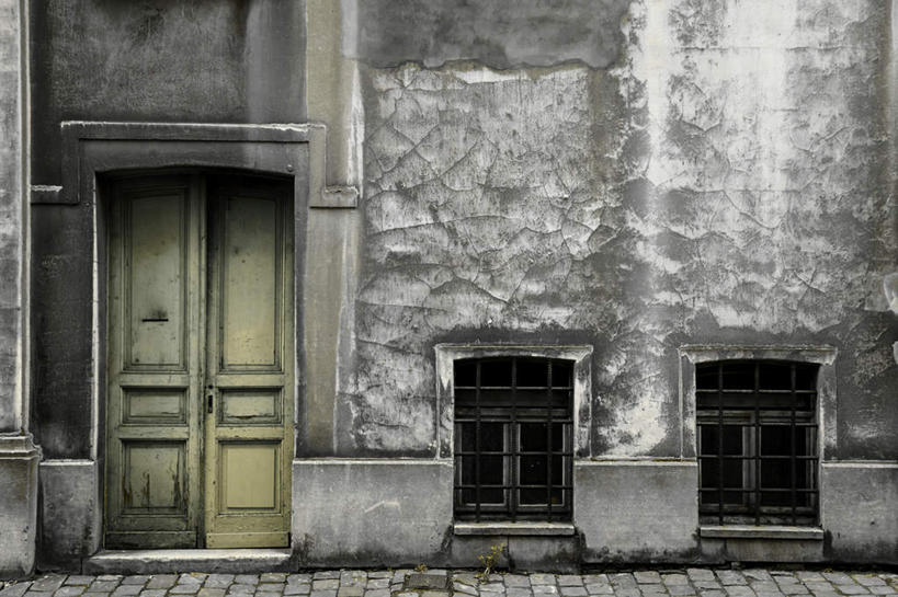 无人,横图,室外,白天,正面,门,关闭,木制,墙,墙壁,墙面,木制品,门框,肮脏,封闭,丢弃,抛弃,邋遢,龌龊,污秽,遗弃,摈弃,扔掉,扔弃,甩掉,扬弃,彩图