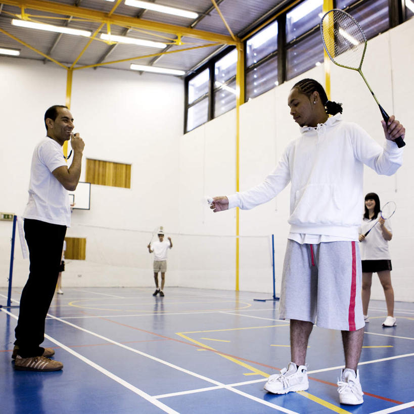 西方人,运动员,体育馆,运动场,站,方图,室内,白天,侧面,羽毛球,羽毛,欧洲,欧洲人,五个人,握,服装,球拍,羽毛球拍,羽毛球装备,许多人,拿,拿着,注视,休闲装,运动器械,体育场,衣服,白色,观察,看,站着,一群人,教练,休闲,休闲服,健身器械,握着,服饰,观看,演示,察看,关注,健身器材,运动馆,羽毛球球拍,羽毛球运动,男人,男性,年轻男性,白种人,体育运动员,运动选手,站立,彩图,全身,运动器材