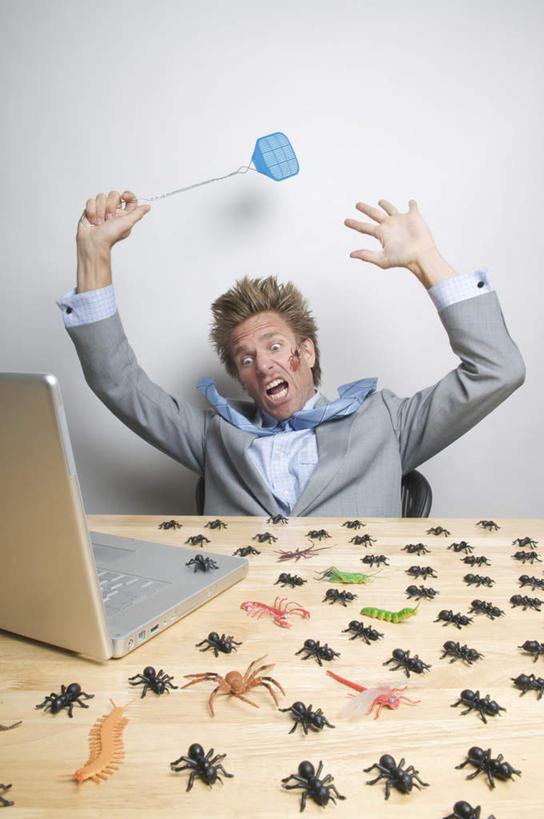 西方人,一个人,商务人士,商务男性,办公室,坐,举,竖图,室内,白天,正面,衬衫,电脑,笔记本电脑,桌面,桌子,欧洲,欧洲人,仅一个男性,仅一个人,仅一个中年男性,许多,握,套装,网络,木制,昆虫,很多,拿,拿着,注视,通讯设备,一只,爬行,蓝色,动物,木制品,观察,看,托,握着,观看,一台,察看,无线,恐怖,关注,通信设备,商务装,无线网络,匍匐,益虫,无线上网,便携式电脑,工薪阶层,可怕,苍蝇拍,可骇,恐惧,手提电脑,男人,男性,中年男性,白种人,白领,上班族,举起,举手,举着,向上举,向上伸,向上托,坐着,半身,彩图,衬衣