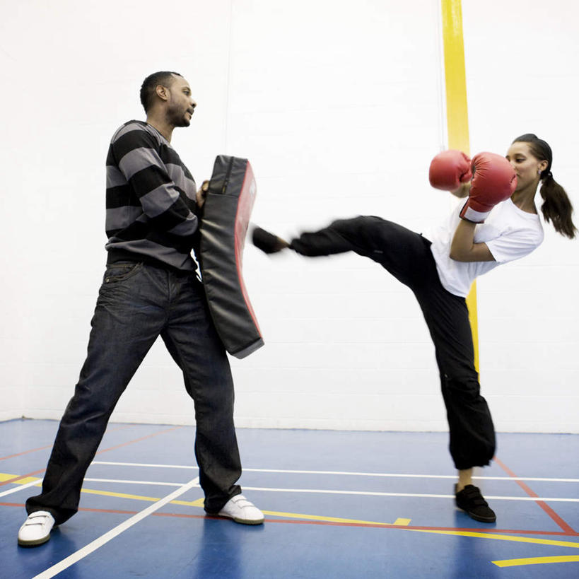 西方人,两个人,拳击手,运动员,体育馆,站,方图,室内,白天,侧面,锻炼,比赛,运动,拳击,欧洲,欧洲人,戴,握,服装,训练,拿,拿着,注视,休闲装,衣服,白色,黑色,观察,看,站着,休闲,休闲服,踢腿,握着,服饰,观看,戴着,察看,练习,关注,运动馆,体育,男人,男性,年轻男性,年轻女性,女人,女性,白种人,拳击家,拳击运动员,体育运动员,运动选手,站立,彩图,全身,健身