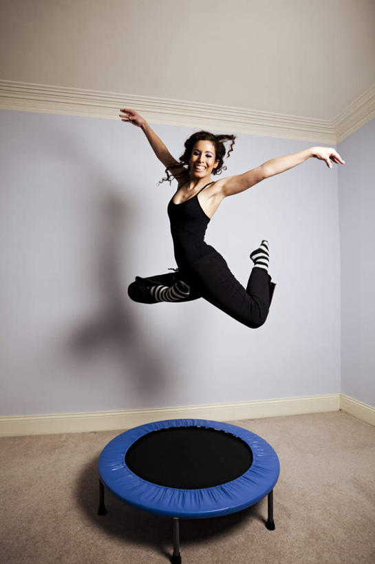 西方人,一个人,跳,伸展双臂,笑,微笑,竖图,室内,白天,正面,蹦床,地板,欧洲,欧洲人,仅一个年轻女性,仅一个女性,仅一个人,一张,体操,墙,地面,半空,注视,木地板,墙壁,墙面,蓝色,观察,看,观看,察看,关注,年轻女性,女人,女性,白种人,敞开双臂,伸开双臂,跳跃,展开双肩,张开手臂,张开双臂,半身,彩图