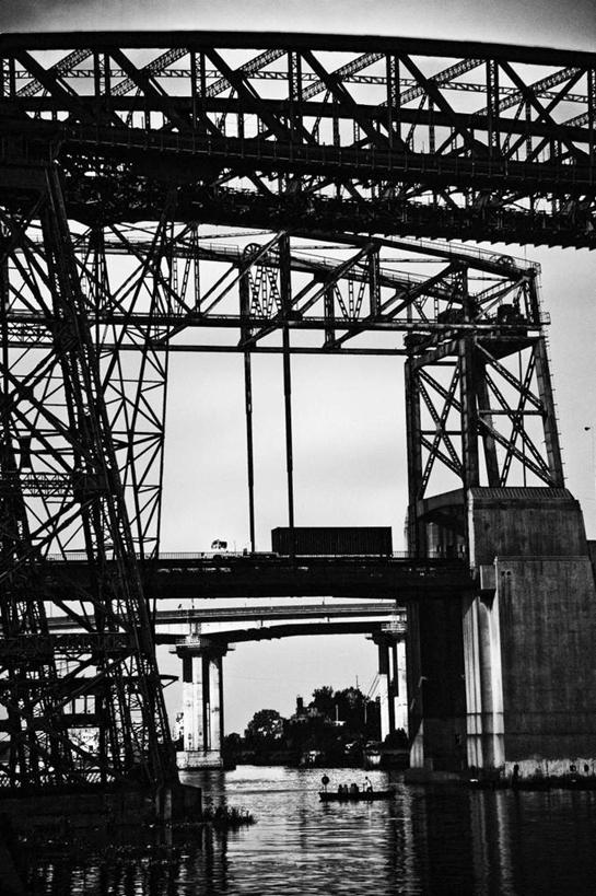 无人,竖图,黑白,室外,白天,仰视,大桥,立交桥,桥梁,古老,水平线,高架,斜拉桥,桥,辽阔,海平线,历史,古代,广阔,工业,一望无际,古远,产业,无边无际,一马平川,低角度拍摄,水天相接,水天一线