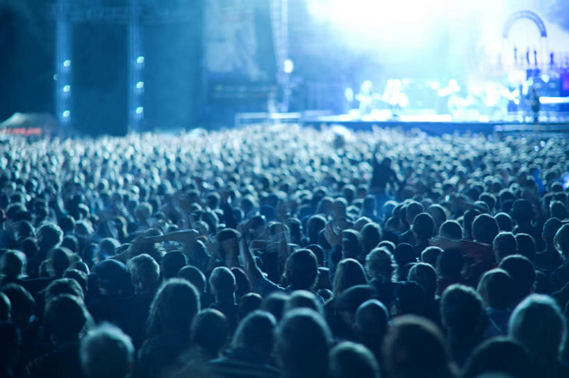 西方人,观众,舞台,横图,室内,夜晚,正面,聚会,奢侈,夜生活,剧院,欧洲,欧洲人,表演,灯光,许多人,背光,娱乐,扮演,蓝色,一群人,休闲,放松,夜店,演出,夜总会,逆光,白种人,观赏人员,半身,彩图,剧场