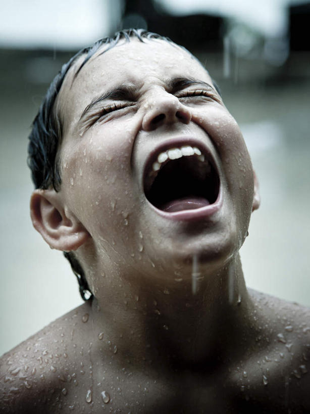 西方人,儿童,一个人,闭眼,笑,大笑,竖图,室外,特写,白天,正面,兴奋,纯洁,雨,暴雨,大雨,欧洲,欧洲人,仅一个男性,仅一个人,朦胧,模糊,小孩,张嘴,仅一个小孩,雨水,可爱,童年,童趣,潮湿,细雨,张大嘴巴,童真,烂漫,无邪,哈哈大笑,湿润,淋湿,天真,男孩,男人,男性,白种人,孩子,小雨,张开嘴,闭眼睛,闭着眼,闭着眼睛,抬头,仰头,半身,彩图,高兴,狂笑,男生