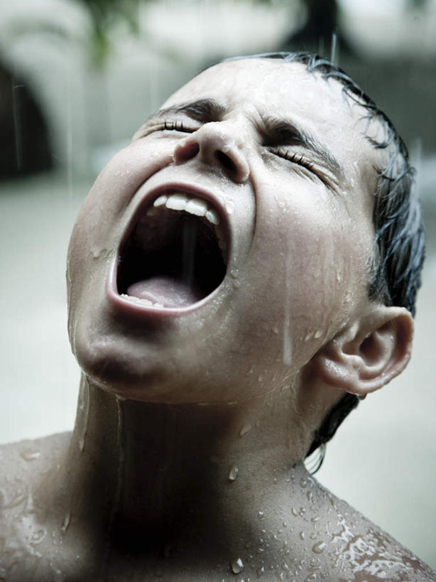 西方人,儿童,一个人,闭眼,笑,大笑,竖图,室外,特写,白天,正面,兴奋,纯洁,雨,暴雨,大雨,欧洲,欧洲人,仅一个男性,仅一个人,朦胧,模糊,小孩,张嘴,仅一个小孩,雨水,可爱,童年,童趣,潮湿,细雨,张大嘴巴,童真,烂漫,无邪,哈哈大笑,湿润,淋湿,天真,男孩,男人,男性,白种人,孩子,小雨,张开嘴,闭眼睛,闭着眼,闭着眼睛,抬头,仰头,半身,彩图,高兴,狂笑,男生