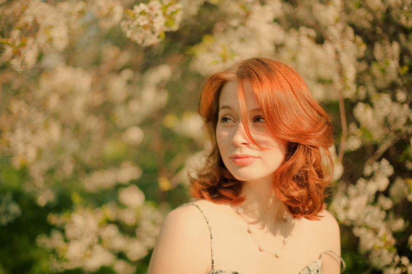 西方人,一个人,站,横图,室外,白天,正面,旅游,度假,美景,植物,欧洲,欧洲人,仅一个年轻女性,仅一个女性,仅一个人,阴影,朦胧,模糊,光线,影子,景观,夏季,注视,娱乐,绿色,阳光,自然,夏日,夏天,观察,看,站着,享受,休闲,景色,放松,生长,成长,观看,察看,关注,自然风光,炎天,尤物,年轻女性,女人,女性,白种人,站立,半身,彩图,佳丽,丽人,美人