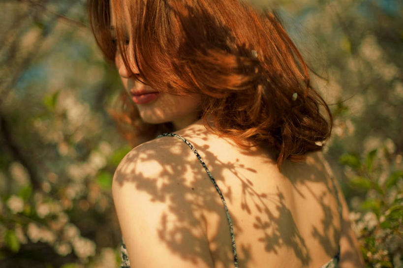 西方人,一个人,站,横图,室外,白天,侧面,旅游,度假,美景,植物,欧洲,欧洲人,仅一个年轻女性,仅一个女性,仅一个人,阴影,朦胧,模糊,光线,影子,景观,夏季,注视,娱乐,绿色,阳光,自然,夏日,夏天,观察,看,站着,享受,休闲,景色,放松,遮,遮掩,生长,成长,观看,察看,掩盖,遮挡,关注,自然风光,遮盖,掩饰,炎天,尤物,年轻女性,女人,女性,白种人,站立,半身,彩图,佳丽,丽人,美人