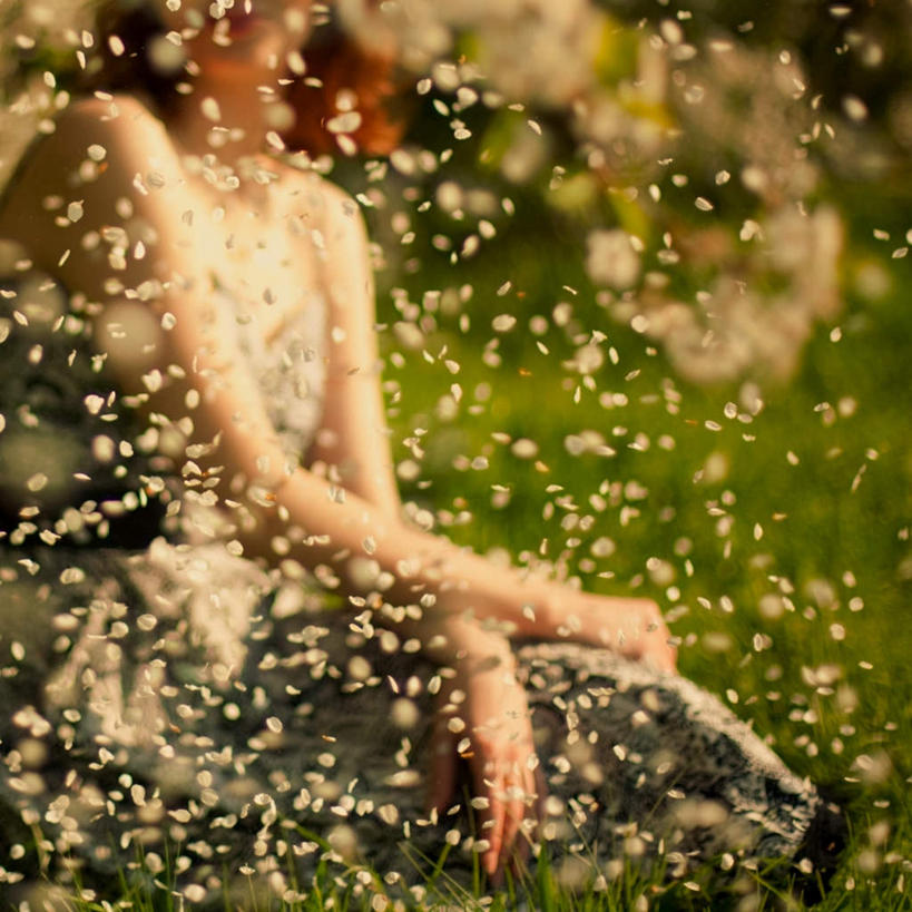 西方人,一个人,坐,横图,室外,白天,侧面,旅游,度假,美景,植物,欧洲,欧洲人,仅一个年轻女性,仅一个女性,仅一个人,阴影,朦胧,模糊,光线,影子,景观,夏季,注视,娱乐,绿色,阳光,自然,夏日,夏天,观察,看,享受,休闲,景色,放松,遮,遮掩,生长,成长,观看,察看,掩盖,遮挡,关注,自然风光,遮盖,掩饰,炎天,尤物,年轻女性,女人,女性,白种人,坐着,半身,彩图,佳丽,丽人,美人