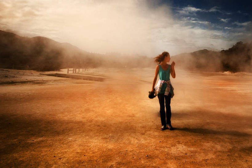 西方人,一个人,站,横图,室外,白天,正面,旅游,度假,美景,雾,欧洲,欧洲人,仅一个年轻女性,仅一个女性,仅一个人,握,阴影,朦胧,模糊,围绕,光线,影子,景观,云,云朵,拿,云彩,尘埃,拎,拿着,注视,娱乐,黄色,蓝色,白云,蓝天,天空,阳光,自然,天,观察,看,站着,享受,休闲,景色,放松,握着,缭绕,晴朗,观看,灰尘,尘土,迷雾,察看,关注,自然风光,旋绕,萦绕,回绕,尤物,年轻女性,女人,女性,白种人,大雾,晴空,站立,彩图,全身,拎着,佳丽,丽人,美人,风沙