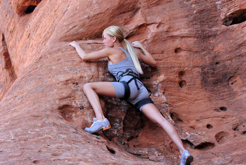 西方人,一个人,模特,攀登,横图,室外,白天,仰视,锻炼,性感,运动,攀岩,石头,欧洲,欧洲人,仅一个年轻女性,仅一个女性,仅一个人,一条,服装,石子,注视,衣服,蓝色,绳子,观察,看,爬,诱惑,服饰,观看,勾引,察看,衣着,穿着,关注,衣饰,引诱,尤物,冒险,体育,年轻女性,女人,女性,白种人,石块,岩石,模特儿,攀爬,彩图,低角度拍摄,全身,健身,攀缘,佳丽,丽人,美人