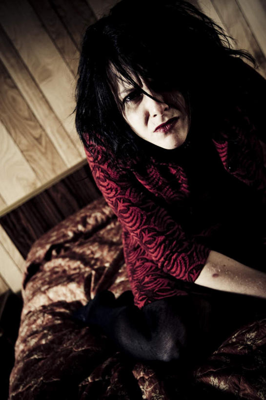 西方人,一个人,竖图,阶调图片,室内,白天,正面,欧洲,欧洲人,仅一个年轻女性,仅一个女性,仅一个人,阴影,光线,影子,注视,黄色,观察,看,趴着,观看,害怕,察看,暴力,恐怖,胆怯,关注,惧怕,畏惧,惊骇,恐惊,流血,恐惧,年轻女性,女人,女性,白种人,趴,半身,彩图