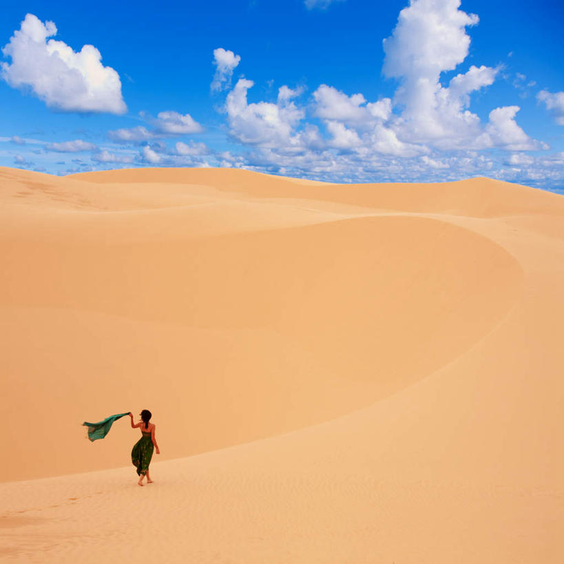 西方人,一个人,站,方图,室内,白天,正面,裙子,沙漠,欧洲,欧洲人,仅一个年轻女性,仅一个女性,仅一个人,阴影,连衣裙,光线,影子,云,云朵,沙丘,云彩,注视,蓝色,白云,蓝天,天空,阳光,纱巾,天,观察,看,站着,晴朗,观看,察看,关注,年轻女性,女人,女性,白种人,大漠,砂漠,晴空,站立,半身,彩图