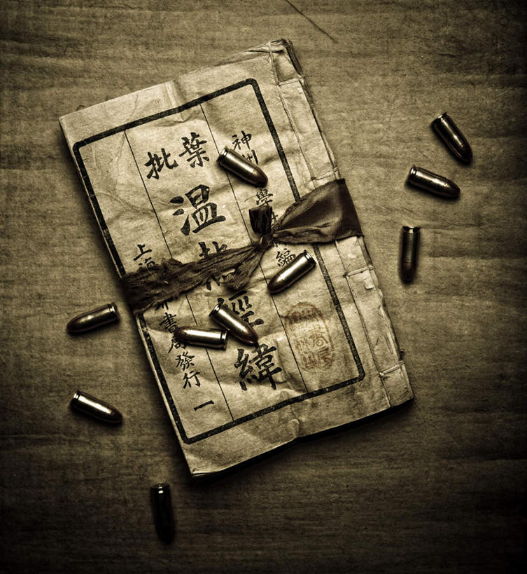 无人,竖图,俯视,室外,特写,白天,神秘,桌面,桌子,静物,木制,木纹,丝绸,丝带,缎带,记事本,绸带,本子,笔记本,木制品,子弹,秘密,机密,枪弹,奥秘,诡秘,彩图,高角度拍摄