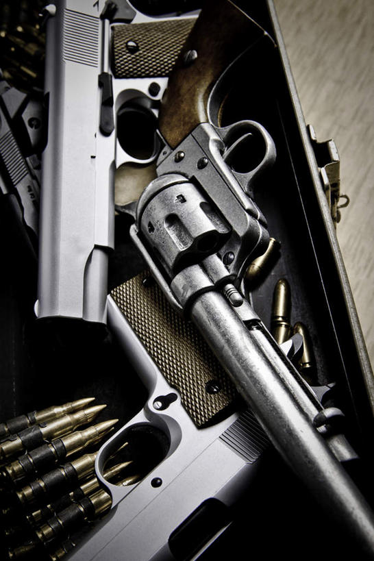 无人,竖图,俯视,室外,特写,白天,竞争,桌面,桌子,静物,一堆,对抗,堆叠,堆积,朦胧,模糊,冲突,木制,枪,破坏,木制品,武器,战争,堆,子弹,损坏,攻击,威胁,对立,矛盾,兵器,防御,枪弹,敌对,挫败,斗争,抗拒,抗衡,杀伤,威慑,危险,彩图,高角度拍摄