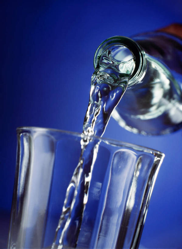 无人,竖图,俯视,室内,特写,白天,水,静物,杯子,蓝色背景,液体,饮用水,玻璃制品,酒瓶,玻璃瓶,瓶子,水杯,矿泉水,摄影,影棚,倾泻,倾注,蒸馏水,泼洒,玻璃杯,彩图,高角度拍摄,影棚拍摄,拍摄