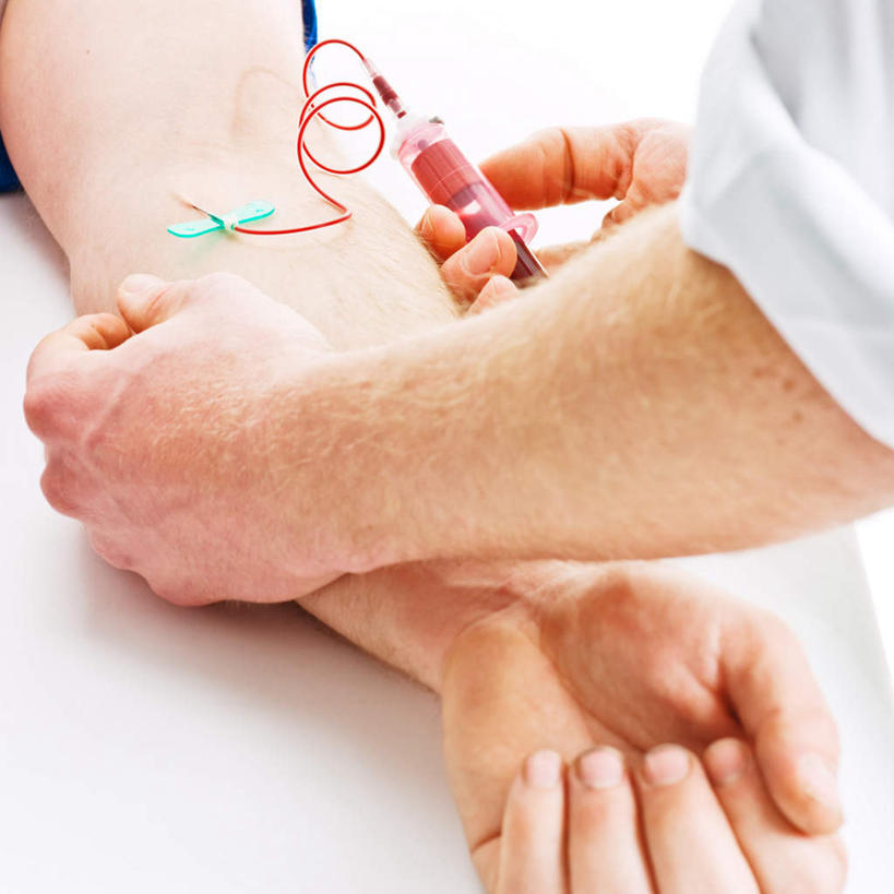 西方人,手,两个人,护士,坐,方图,俯视,室内,特写,白天,床,欧洲,欧洲人,握,血,床单,拿,拿着,被子,手部,针管,针筒,握着,注射,单人床,医疗,医疗设备,注射器,被单,白衣天使,男人,男性,年轻男性,白种人,坐着,半身,彩图,高角度拍摄