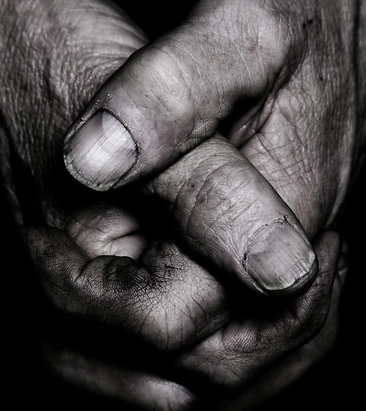 西方人,手,指甲,一个人,握手,竖图,室外,特写,白天,正面,欧洲,欧洲人,仅一个男性,仅一个人,仅一个老年男性,手部,老年男性,男人,男性,白种人,手指甲,搀手,拉手,手拉手,手握手,半身,彩图