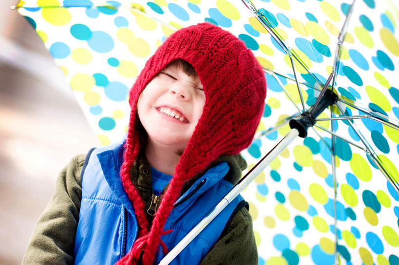 东方人,儿童,一个人,站,闭眼,笑,微笑,露齿笑,横图,室外,白天,仰视,纯洁,帽子,亚洲,仅一个男性,仅一个人,撑开,握,服装,朦胧,模糊,伞,雨伞,遮阳伞,拿,拿着,休闲装,黄种人,阳伞,小孩,衣服,打开,站着,仅一个小孩,休闲,休闲服,可爱,童年,童趣,握着,服饰,开启,童真,烂漫,无邪,无边帽,天真,男孩,男人,男性,亚洲人,孩子,闭眼睛,闭着眼,闭着眼睛,站立,半身,彩图,低角度拍摄,男生