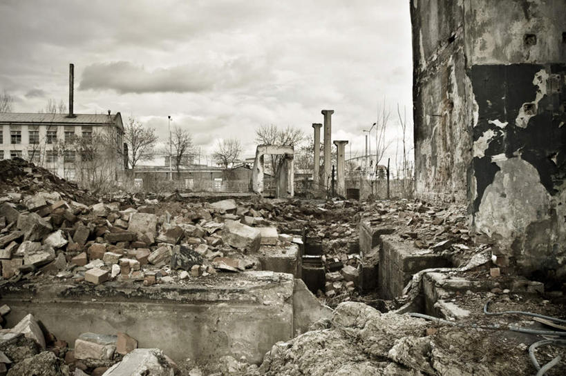 无人,家,横图,室外,白天,正面,礁石,石头,植物,一堆,堆叠,堆积,石子,房屋,屋子,云,云朵,云彩,破坏,楼房,破损,废墟,住宅,树,树木,蓝色,绿色,白云,蓝天,天空,自然,天,生长,晴朗,成长,堆,粉碎,损坏,毁坏,地震,地动,礁,石块,岩石,晴空,彩图,房子