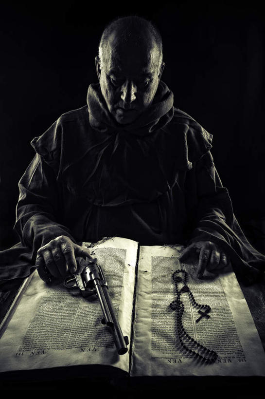 西方人,手,一个人,站,竖图,俯视,室内,白天,竞争,房间,书籍,欧洲,欧洲人,仅一个男性,仅一个人,一排,一双,许多,对抗,握,阴影,黑色背景,服装,整齐,冲突,光线,英文,标志,枪,枪支,文字,影子,字符,字母,灯光,很多,拿,拿着,注视,休闲装,破坏,标识,排列,衣服,打开,翻开,观察,看,站着,仅一个老年男性,休闲,手部,休闲服,武器,战争,握着,摄影,服饰,手枪,影棚,观看,英文字母,子弹,损坏,察看,攻击,威胁,队列,对立,关注,矛盾,兵器,防御,枪械,弹夹,敌对,挫败,斗争,抗拒,抗衡,杀伤,威慑,子弹夹,危险,老年男性,男人,男性,白种人,书,图书,站立,半身,彩图,高角度拍摄,影棚拍摄,拍摄