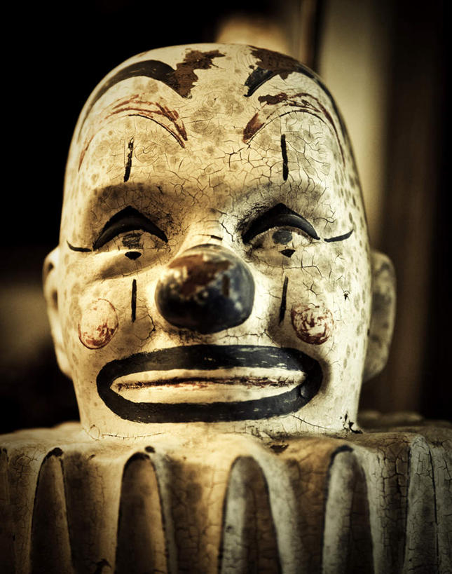 无人,小丑,竖图,室外,特写,白天,正面,游戏,玩具,阴影,朦胧,模糊,破碎,光线,影子,墙,灯光,玩,娱乐,墙壁,墙面,一个,休闲,益智,单个,古董,活动,破裂,发泄,消遣,智力,古玩,摧毁,宣泄,丑角,玩耍,嬉戏,彩图