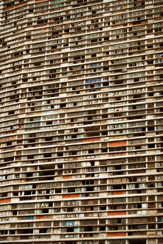 无人,家,竖图,室外,特写,白天,仰视,重复,阴影,破旧,陈旧,光线,影子,房屋,屋子,公寓,洋房,楼房,住宅,阳光,肮脏,邋遢,一栋,龌龊,污秽,反复,彩图,低角度拍摄,房子