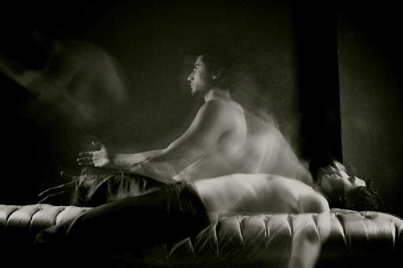 西方人,健壮,一个人,躺,横图,黑白,室内,白天,正面,床,欧洲,欧洲人,仅一个男性,仅一个人,阴影,朦胧,模糊,光线,影子,床单,仅一个年轻男性,阳光,单人床,连续,强健,结实,持续,继续,接连,陆续,延续,一连,硬朗,卧着,男人,男性,年轻男性,白种人,躺着,卧,半身