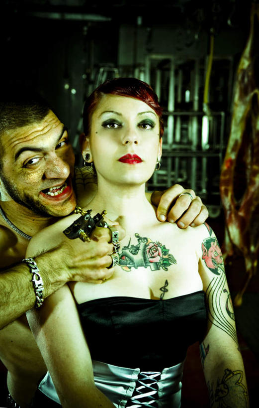 西方人,两个人,站,抱,竖图,室内,白天,正面,裙子,爱情,时尚,欧洲,欧洲人,握,连衣裙,浪漫,拿,拿着,注视,文化,纹身,黑色,抹胸,观察,看,站着,温暖,温馨,手部,针管,针筒,恩爱,个性,握着,注射,恋人,信仰,抱着,观看,和睦,察看,医疗,医疗设备,注射器,搂着,关注,刺青,追求,想象,文身,勇气,崇拜,张扬,抹胸裙,精神病,神经病,男人,男性,年轻男性,年轻女性,女人,女性,白种人,情侣,怀抱,搂,搂抱,相抱,拥抱,站立,半身,彩图,伴侣,融洽