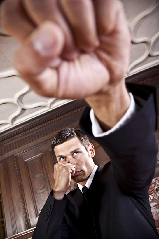 西方人,一个人,拳击手,举,竖图,室内,白天,正面,西装,竞争,拳击,门,天花板,欧洲,欧洲人,仅一个男性,仅一个人,对抗,套装,正装,冲突,倾斜,打,注视,职业装,仅一个年轻男性,门框,观察,看,托,观看,察看,对立,关注,矛盾,歪斜,敌对,挫败,斗争,抗拒,抗衡,男人,男性,年轻男性,白种人,拳击家,拳击运动员,举起,举手,举着,向上举,向上伸,向上托,半身,彩图