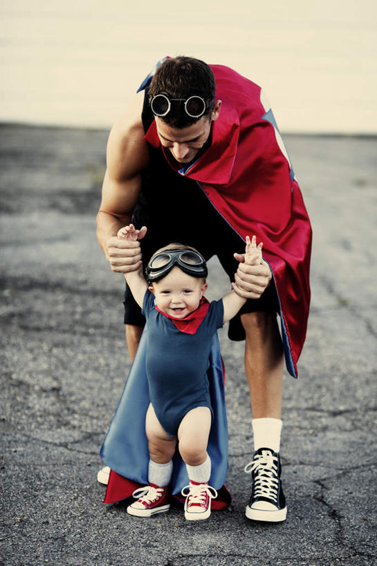 儿童,两个人,站,举,笑,微笑,露齿笑,竖图,室外,白天,正面,兴奋,热情,安全,道路,路,公路,朦胧,模糊,透明,眼镜,防护,交通,开放,注视,小孩,红色,蓝色,观察,看,托,站着,健康,温暖,奔放,活力,积极,激情,朝气,观看,护目镜,保护,暖色,吉祥,察看,生命,关注,保险,斗篷,饱满,保全,周全,安稳,安定,理智,沉静,革命,安全防护眼镜,热烈,赤色,充实,斗志,喜气,主动,冷色,英雄,高深,冷淡,大氅,豪杰,好汉,平安,男孩,男人,男性,马路,举起,举手,举着,向上举,向上伸,向上托,站立,彩图,全身,欢乐,防护眼镜,男生