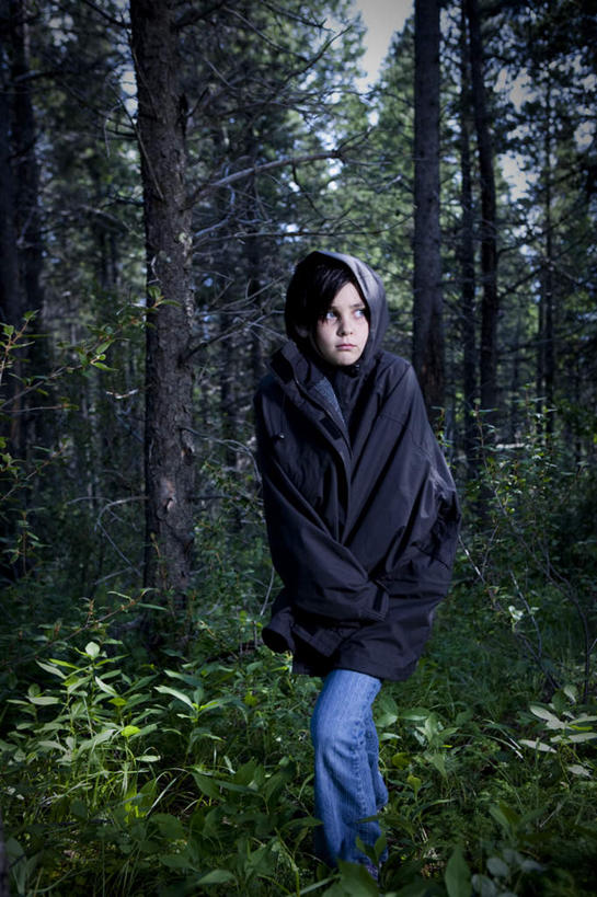 西方人,一个人,走,竖图,室外,白天,正面,草地,森林,树林,植物,欧洲,欧洲人,仅一个年轻女性,仅一个女性,仅一个人,裤子,朦胧,模糊,扭头,注视,牛仔裤,草,树,树木,绿色,自然,观察,看,转头,生长,成长,观看,害怕,惊恐,察看,胆怯,关注,卫衣,惊慌,恐慌,畏惧,惊骇,年轻女性,女人,女性,白种人,步行,散步,走路,彩图,全身