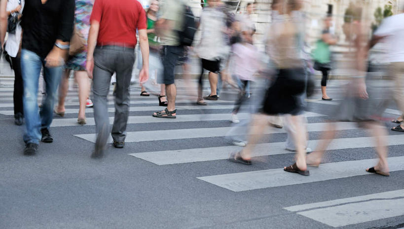 西方人,走,横图,室外,白天,道路,路,人行横道,公路,欧洲,欧洲人,奔驰,朦胧,模糊,人行道,交通,许多人,拥堵,拥挤,背面,奔跑,一群人,人行横道线,市区,人山人海,男人,男性,女人,女性,白种人,斑马线,马路,步行,散步,走路,半身,彩图