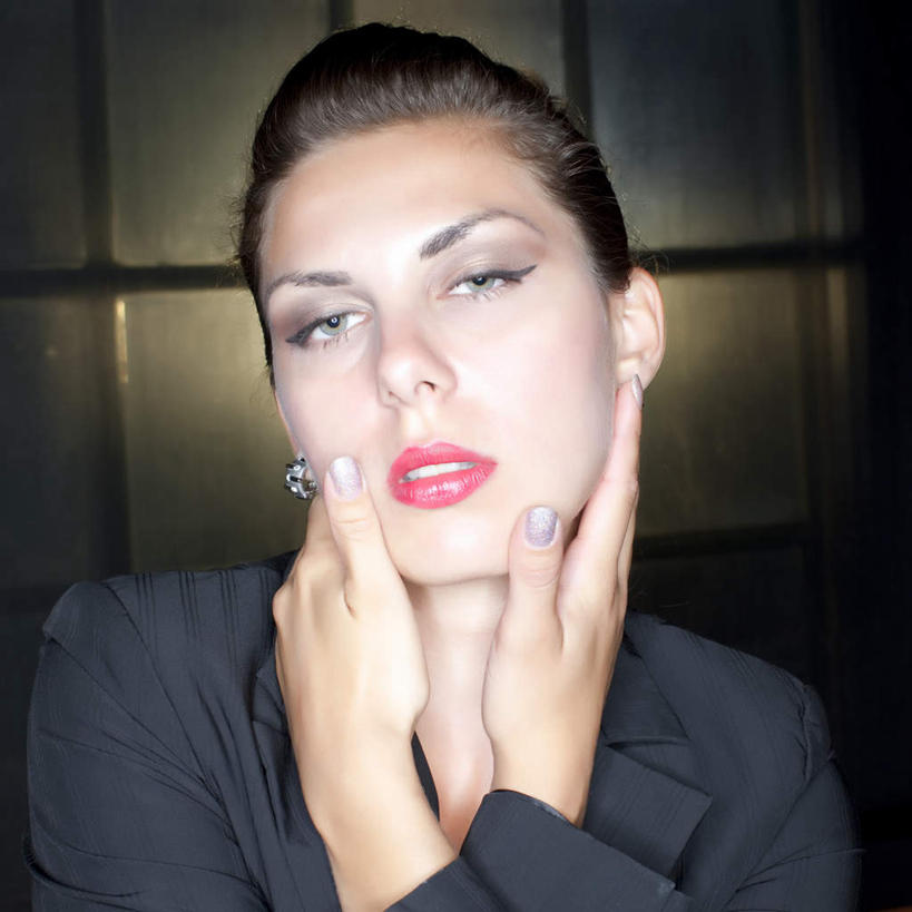 西方人,指甲,一个人,站,方图,室内,白天,正面,性感,玻璃,欧洲,欧洲人,仅一个年轻女性,仅一个女性,仅一个人,撑,托腮,注视,玻璃制品,耳环,观察,看,托,站着,观看,察看,关注,托下巴,耳饰,时装,年轻女性,女人,女性,白种人,手指甲,站立,半身,彩图