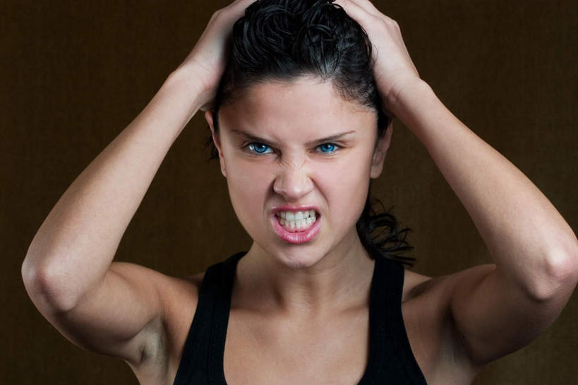 西方人,一个人,举,横图,室内,白天,正面,欧洲,欧洲人,仅一个年轻女性,仅一个女性,仅一个人,黑色背景,生气,注视,观察,看,托,愤怒,摄影,影棚,观看,察看,发怒,关注,情绪,脾气,挣扎,忿怒,怨恨,强烈,激动,年轻女性,女人,女性,白种人,举起,举手,举着,向上举,向上伸,向上托,半身,彩图,影棚拍摄,拍摄