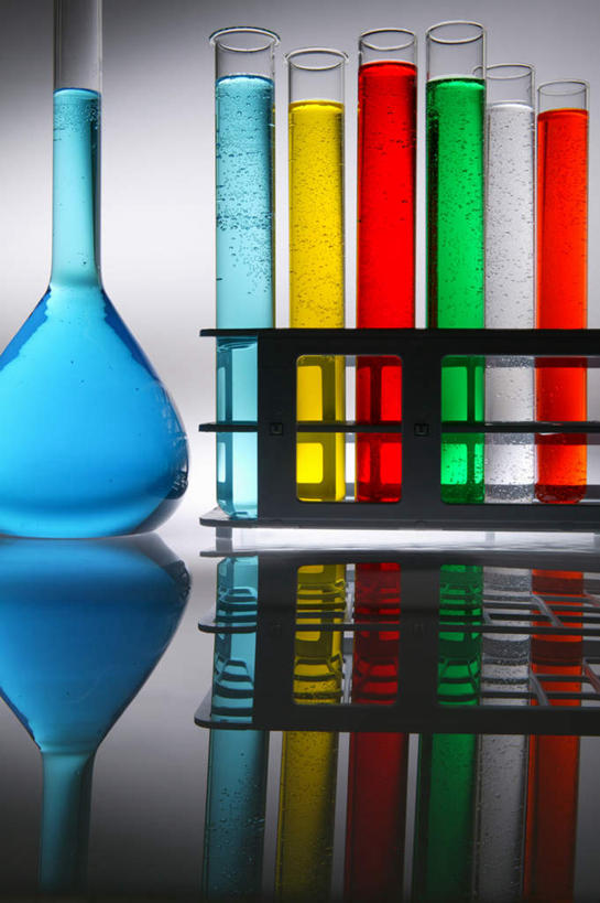 无人,竖图,室内,特写,白天,正面,实验,仪器,桌子,一排,灰色背景,研究,整齐,透明,分析,化学,测试,烧瓶,试管,办公桌,玻璃制品,排列,倒影,玻璃瓶,瓶子,器皿,摄影,影棚,五颜六色,倒映,队列,五彩缤纷,玻璃仪器,试验耗材,实验用品,圆底烧瓶,反照,彩图,影棚拍摄,拍摄