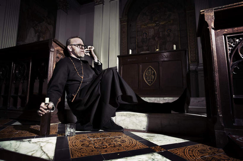 葡萄酒,西方人,手,一个人,教堂,坐,吸烟,横图,室内,白天,正面,神秘,地板,门,香烟,雕塑,欧洲,欧洲人,仅一个男性,仅一个人,仅一个中年男性,握,阴影,艺术,装饰,反射,长袍,雕刻,雕像,十字架,眼镜,影子,墙,地面,酒类,拿,拿着,注视,木地板,墙壁,墙面,酒,饮料,黑色,工艺品,橱柜,门框,观察,看,靠,靠着,手部,烟,握着,宗教,信仰,观看,纪念,严肃,美术,察看,一瓶,庄重,关注,主题,近视眼镜,陈列,信念,含蓄,功能,美学,沉静,中间色,醉酒,男人,男性,中年男性,白种人,卷烟,烟草,纸烟,抽烟,坐着,半身,彩图,大教堂,礼拜堂