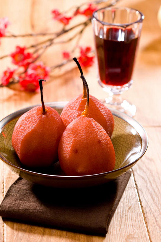 葡萄酒,无人,竖图,室内,特写,白天,正面,植物,桌面,桌子,梨,水果,阴影,朦胧,模糊,新鲜,盛开,反射,木制,影子,陶瓷,生食,食品,糖,糖果,甜点,甜品,果实,枝条,陶瓷制品,酒类,一杯,花蕾,酒,花,花瓣,花朵,鲜花,树,树木,树枝,食物,饮料,木制品,容器,碗,甜食,巧克力,花苞,花蕊,香梨,有机食品,绿色食品,储藏,朱古力,储存,巧克力沙司,虬枝,枝杈,生梨,彩图,贮存