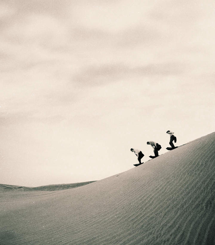 西方人,三个人,站,竖图,全景,黑白,室外,白天,仰视,锻炼,运动,跳高,石头,山,山脉,天际线,欧洲,欧洲人,石子,山峰,乌云,云,阴天,云朵,山峦,云彩,天空,群山,天,站着,昏暗,阴沉,灰暗,晦暗,冒险,体育,男人,男性,中年男性,白种人,石块,岩石,站立,半身,低角度拍摄,健身