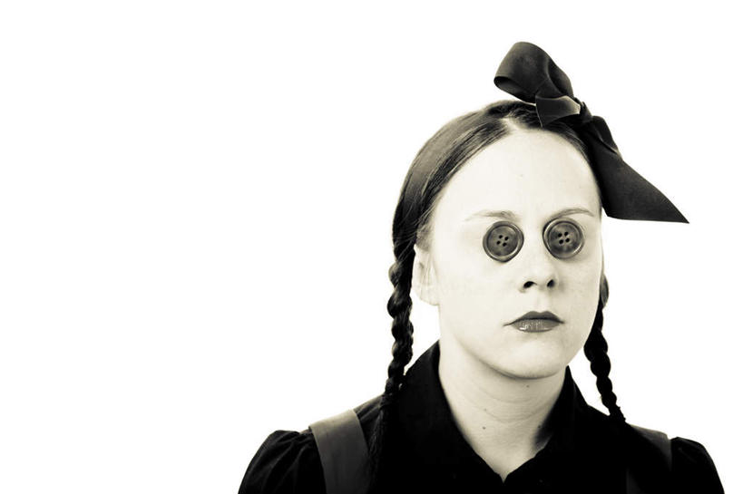 西方人,一个人,横图,黑白,阶调图片,室内,白天,白色背景,正面,化妆,美容,欧洲,欧洲人,仅一个年轻女性,仅一个女性,仅一个人,一张,护肤,装饰,美白,注视,一只,蝴蝶结,化妆品,观察,看,清洁,保养,享受,休闲,面膜,放松,去角质,贴,保健,摄影,影棚,观看,保湿,华丽,修饰,点缀,察看,滋润,护肤品,关注,去死皮,舒缓,养颜,片状,片状面膜,去污,控油,紧肤,嫩肤,祛痘,去痘,祛角质,抗衰,再生,增白,补水,祛斑,抗皱,防皱,除皱,去皱,衬托,美观,雅致,雅观,尤物,年轻女性,女人,女性,白种人,半身,影棚拍摄,拍摄,佳丽,丽人,美人