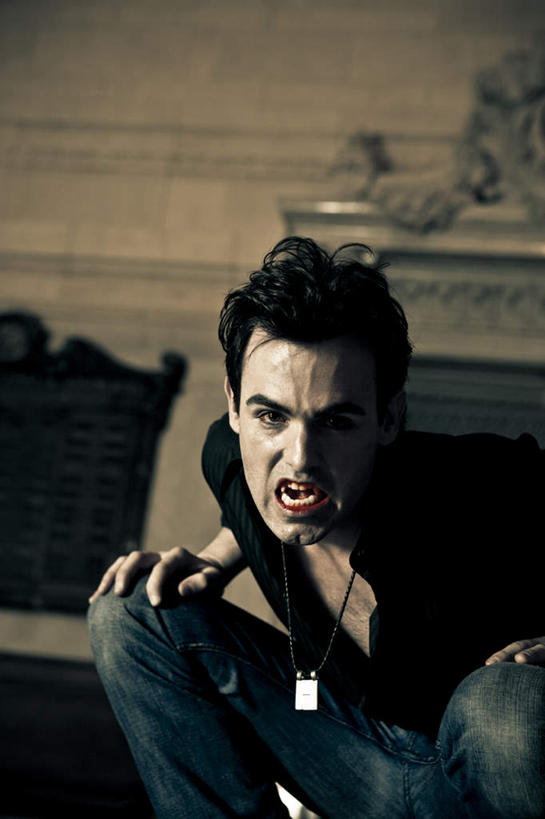 西方人,一个人,坐,竖图,室内,白天,正面,欧洲,欧洲人,仅一个男性,仅一个人,咆哮,服装,生气,注视,仅一个年轻男性,衣服,观察,看,张嘴,愤怒,服饰,观看,察看,衣着,穿着,发怒,关注,情绪,脾气,张大嘴巴,怒吼,忿怒,怨恨,强烈,呼啸,衣饰,狂嗥,激动,男人,男性,年轻男性,白种人,张开嘴,坐着,半身,彩图