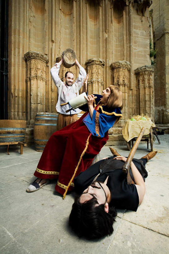 西方人,三个人,站,坐,躺,笑,微笑,露齿笑,竖图,室内,白天,正面,民族服装,欧洲,欧洲人,服装,木桶,桶,马车,古典,文化,传统,一只,衣服,红色,蓝色,车轮,容器,站着,服饰,储藏,古装,罪犯,储存,刑具,韵味,卧着,男人,男性,中年男性,白种人,躺着,卧,站立,坐着,彩图,全身,传统服装,民俗服,贮存,凶手