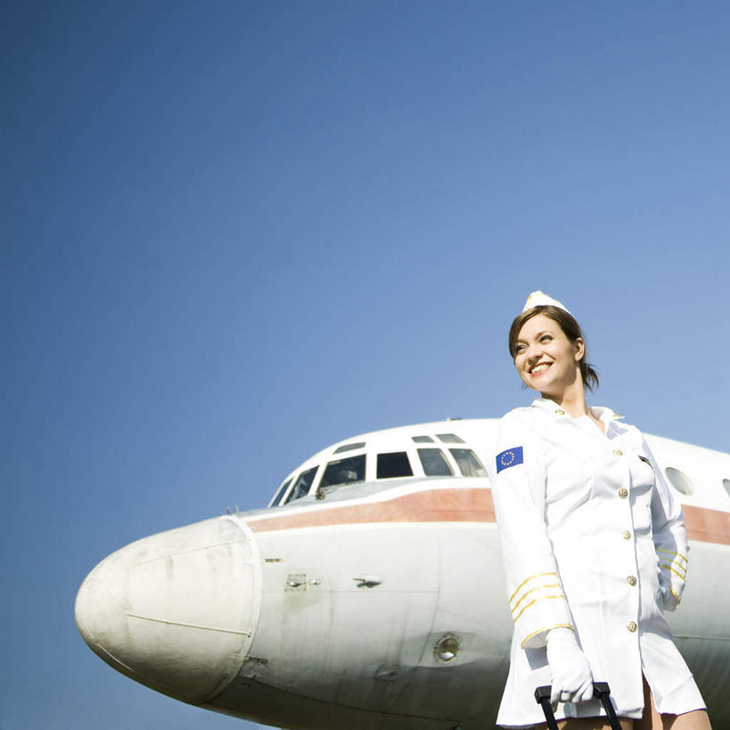 西方人,一个人,空姐,站,笑,微笑,露齿笑,方图,室内,白天,仰视,工作服,制服,飞机,欧洲,欧洲人,仅一个年轻女性,仅一个女性,仅一个人,交通,注视,航空,蓝色,白色,蓝天,天空,交通工具,天,观察,看,站着,乘务员,航空乘务员,空乘,运输,一架,晴朗,观看,察看,客机,关注,载具,万里无云,工作制服,尤物,年轻女性,女人,女性,白种人,晴空,晴空万里,站立,半身,彩图,低角度拍摄,工作套服,佳丽,丽人,美人