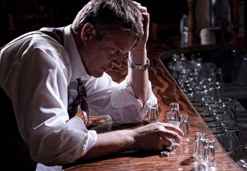 西方人,一个人,商务人士,商务男性,酒吧,坐,横图,室内,白天,侧面,衬衫,杯子,欧洲,欧洲人,仅一个男性,仅一个人,仅一个中年男性,一排,许多,握,套装,整齐,很多,拿,拿着,注视,玻璃制品,排列,水杯,观察,看,托,酗酒,握着,观看,懊恼,烦恼,察看,队列,关注,商务装,工薪阶层,饮酒,男人,男性,中年男性,白种人,白领,上班族,玻璃杯,坐着,半身,彩图,衬衣,酒吧间,酒馆