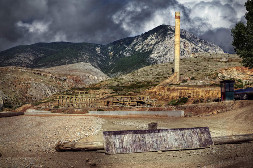无人,横图,室内,白天,正面,烟囱,草地,草坪,山,山脉,树林,雪,植物,大雪,欧洲,阿尔巴尼亚,覆盖,积雪,山峰,雪景,云,云朵,冬季,冬天,山峦,云彩,草,树,树木,一个,绿色,白云,天空,自然,群山,天,寒冷,工业,生长,晴朗,单个,成长,南欧,遮盖,严寒,笼罩,产业,笼盖,阿尔巴尼亚共和国,晴空,彩图